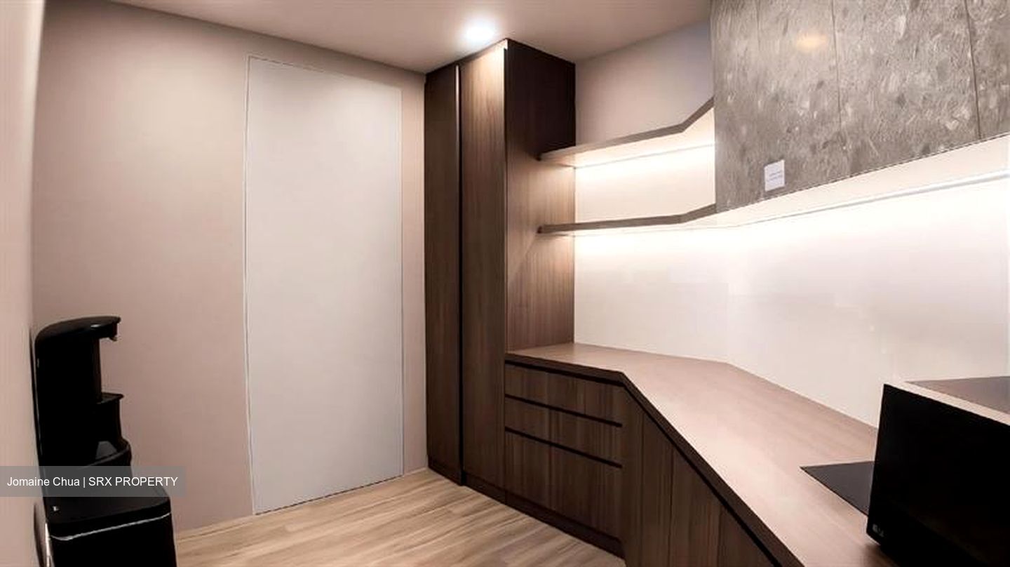 Gateway East (D7), Office #622731101